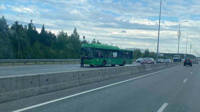 Автобус задымился в Сургуте — пассажиры выбегали прямо на проезжую часть. ВИДЕО