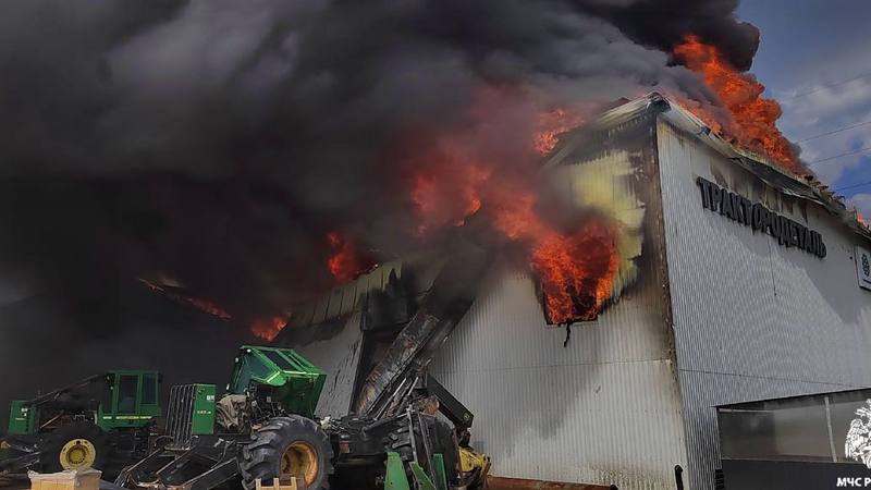 В Нижневартовске пожарные потушили загоревшийся ангар