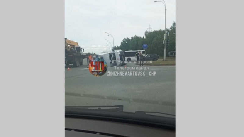 В югорском городе при столкновении перевернулась машина скорой помощи