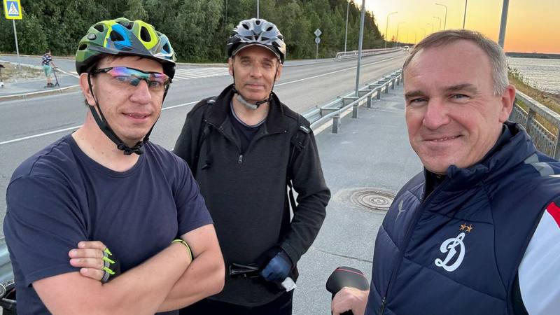 Руслан Кухарук прокатился на велосипеде по вечернему Ханты-Мансийску