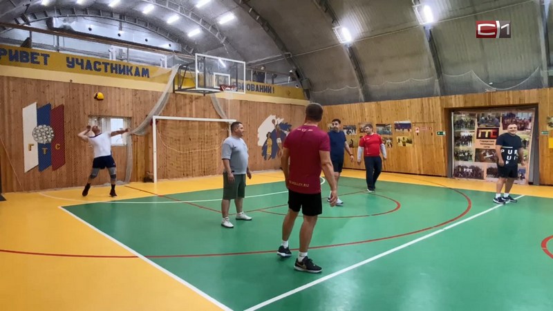 Не дает расслабиться: мэр Сургута устроил волейбольный матч для своих замов
