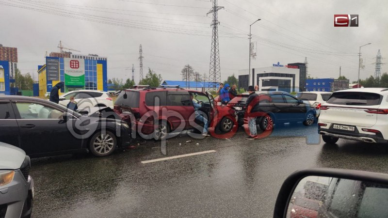 Массовая авария произошла в Сургуте на улице Аэрофлотской