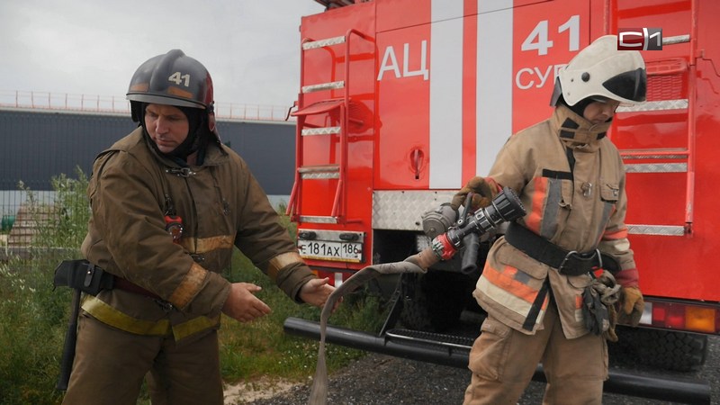 Бригада пожарных посетила центр помощи животным «Переправа» в Сургуте
