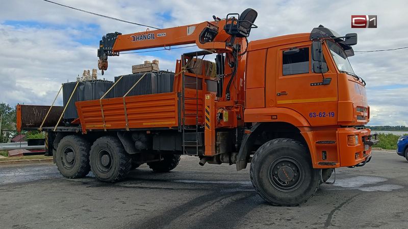 В Сургуте на залитом маслом перекрестке поскользнулся автобус и угодил в забор. ФОТО