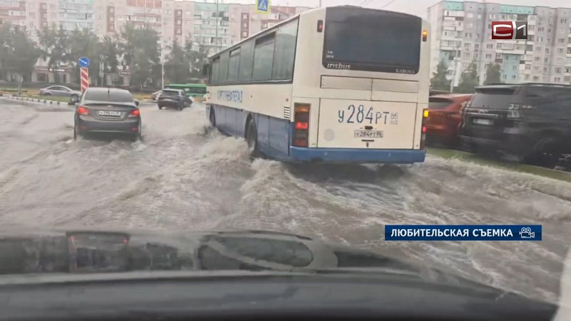 Прочистили ливневки, собрали госномера: в Сургуте устранили последствия непогоды