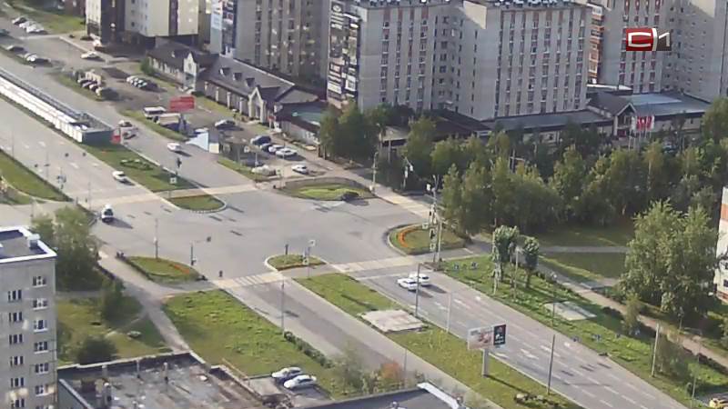 Снес забор и скрылся с места ДТП водитель в Сургуте, оставив там госномер авто