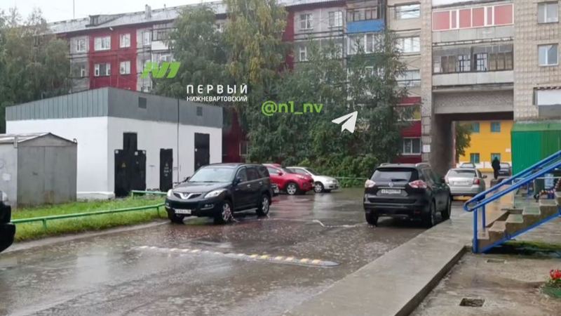 В Нижневартовске подросток выпал из окна многоэтажки и погиб по пути в больницу