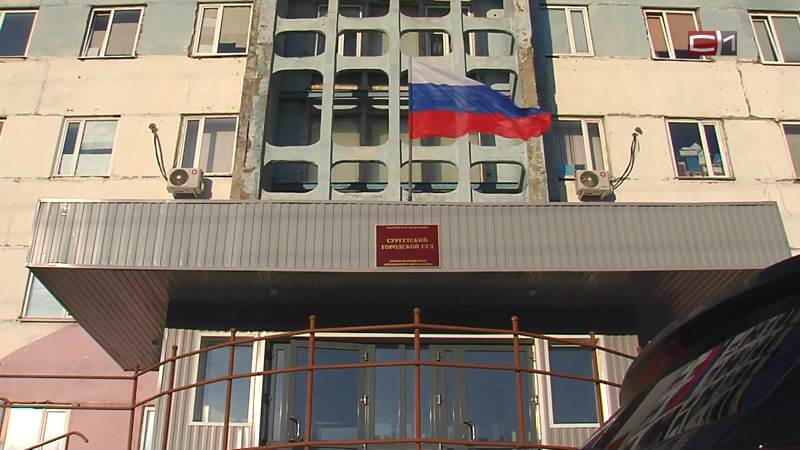 Сургутянка пытается отсудить деньги за падение снега на ее дорогостоящую машину