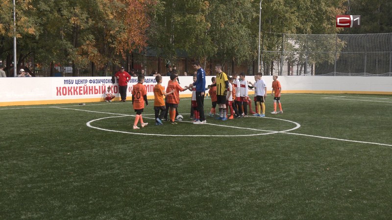 Старый хоккейный корт переоснастили под футбольное поле в Сургуте