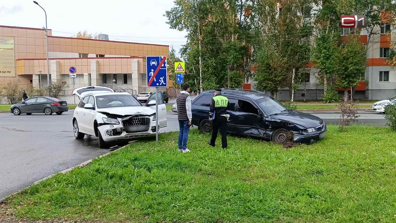 Не уступил дорогу. Две машины столкнулись в центре Сургута