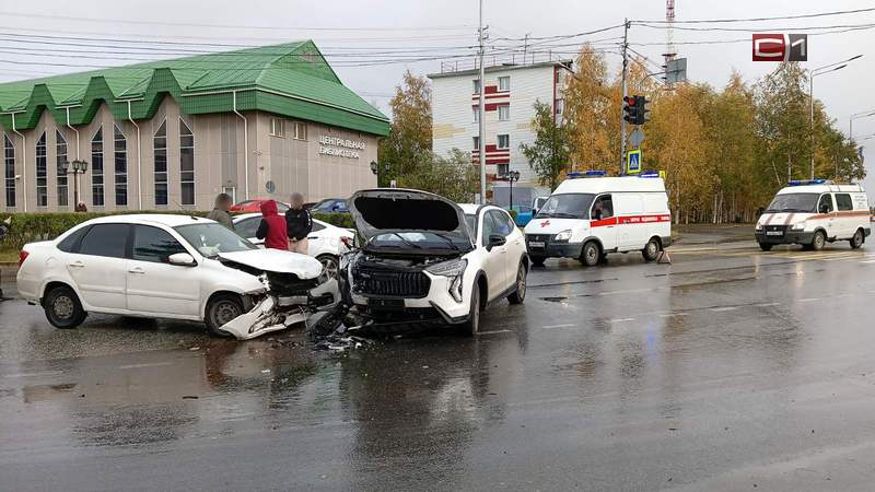 Сразу три машины столкнулись на одной из оживленных улиц Сургута