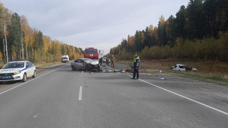 Трехлетняя девочка пострадала при столкновении трех автомобилей на трассе в Югре