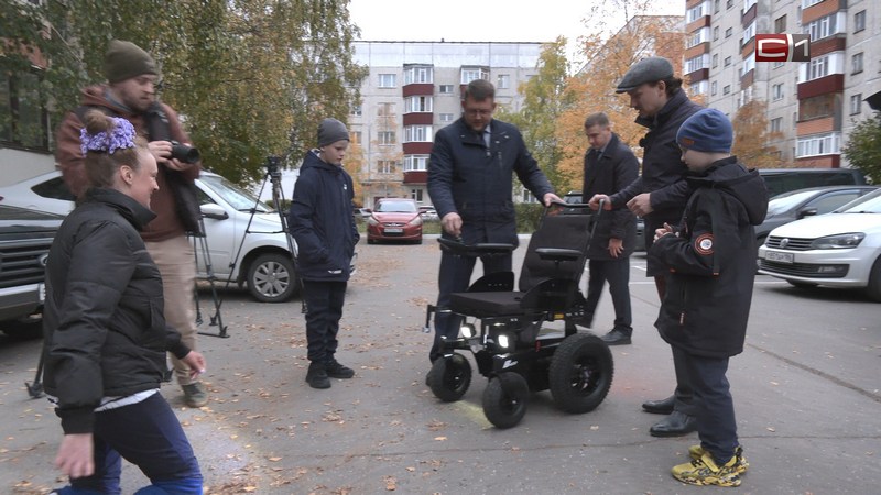 Депутаты Сургута подарили необходимую сургутянке коляску с электроприводом