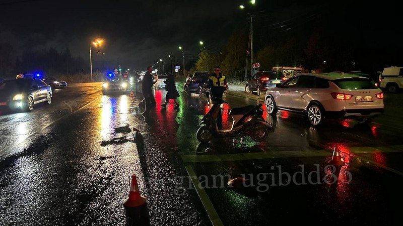 В Югре водитель мопеда разбился насмерть, врезавшись в автомобиль