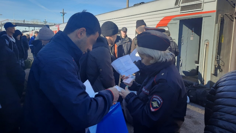 Проверки прибывающих мигрантов прошли в аэропортах и на ж/д вокзалах Югры