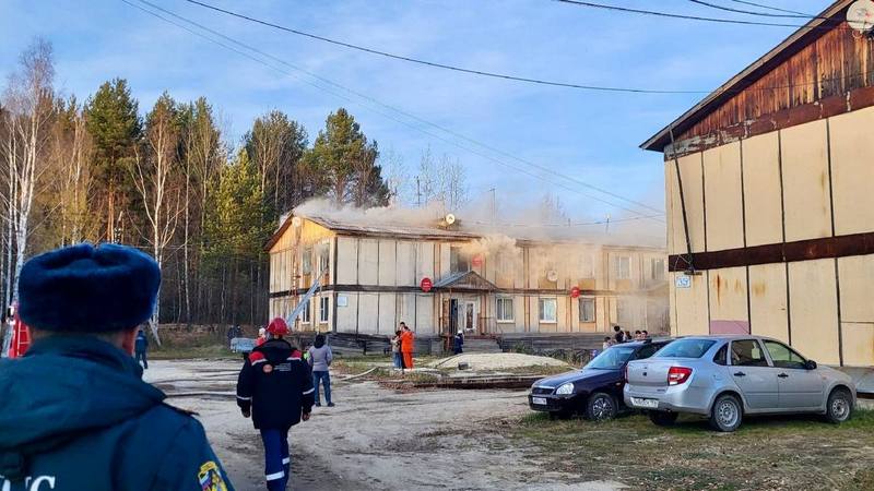 В Югре пожарные спасли двух детей из горящего двухэтажного дома