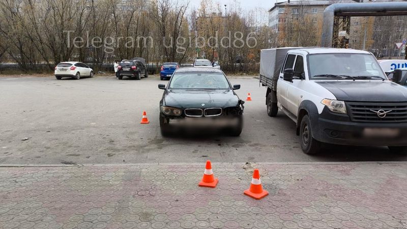 В Нижневартовске водитель без прав сбил двух пешеходов, пытаясь припарковаться