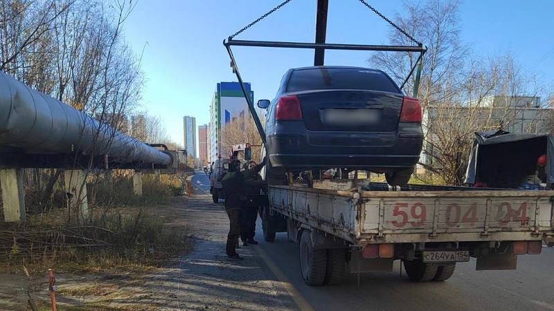 Энергетики и мэрия Сургута борются с любителями парковаться под теплотрассой