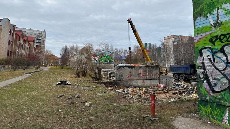 Возле поликлиники Сургута сносят гаражи, чтобы сделать парковку