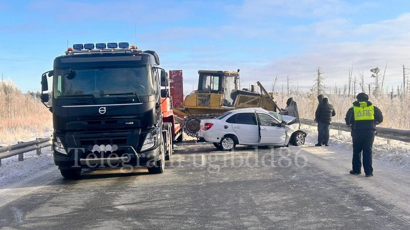 Бульдозер упал на «Ладу» на загородной трассе в Югре