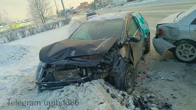 В Сургуте автоледи, чтобы не столкнуться с выскочившим авто, врезалась в другое