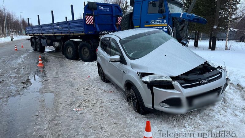 «Форд» врезался в КамАЗ в Когалыме — двое человек получили травмы