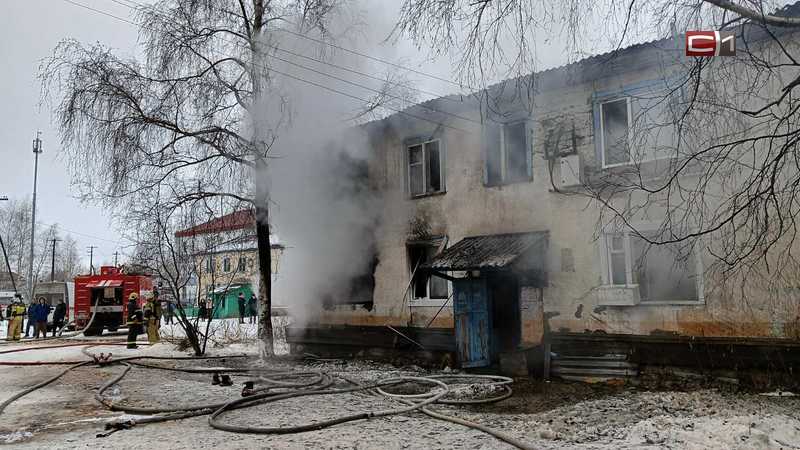 В Белом Яре сгорела аварийная двухэтажка, есть пострадавшие