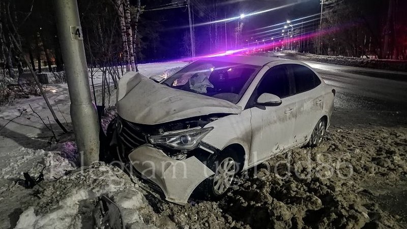 Иномарка врезалась в опору освещения на улице Энергетиков в Сургуте