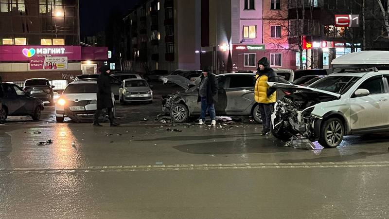 Массовая авария произошла накануне в Сургуте на Мелик-Карамова