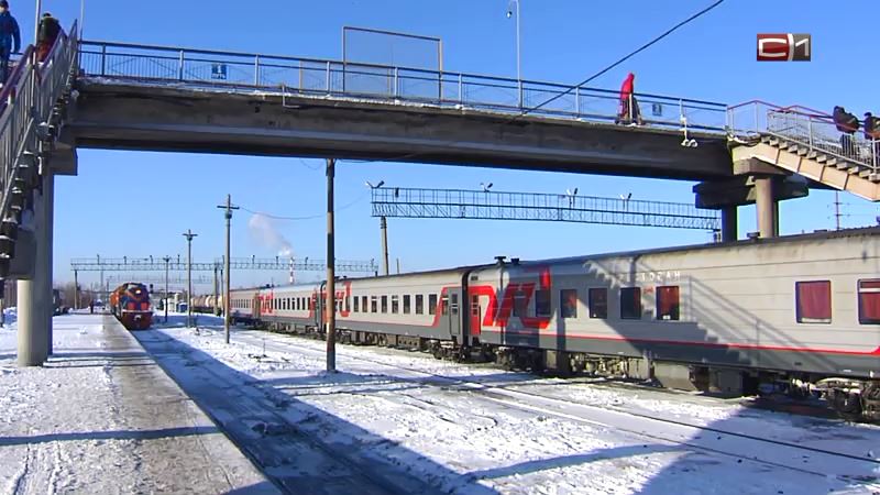 На пассажира, ехавшего на подножке поезда, составили протокол в Сургуте