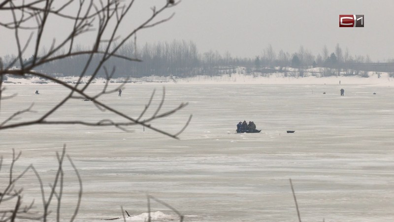 Сильные ожоги получили трое рыбаков во время взрыва баллона на озере в Югре