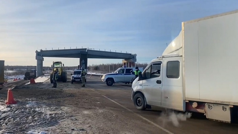 Федеральную трассу в Тюменской области перекрыли из-за повреждения путепровода