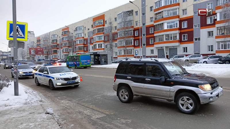 Женщину с ребенком сбили на пешеходном переходе в Сургуте