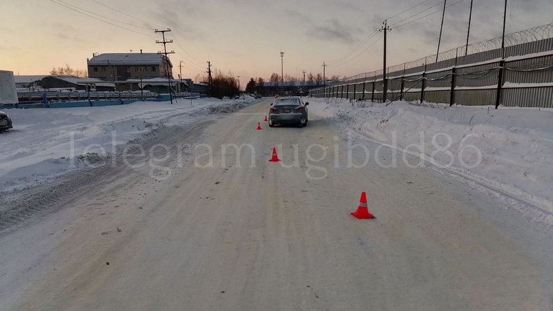 Шел по краю дороги: в Сургуте на одной из улиц сбили мужчину