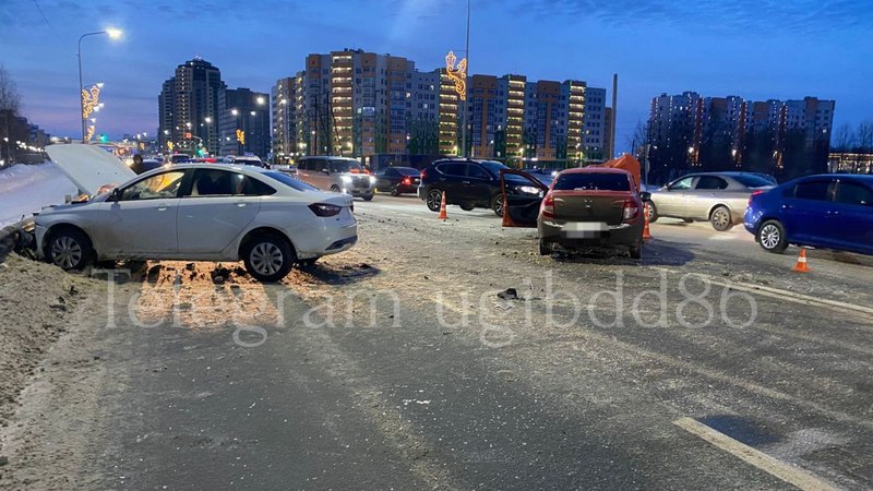 Две «Лады» и двое пострадавших — авария произошла в столице Югры