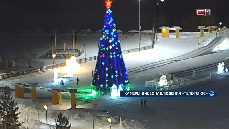 На центральной площади в Сургуте завершен монтаж главной елки