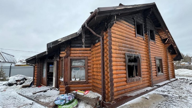 В Сургуте сгорел дом участника СВО и его многодетной семьи