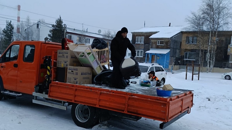 Погорельцам из Лянтора помогают вывезти уцелевшее и оформить документы