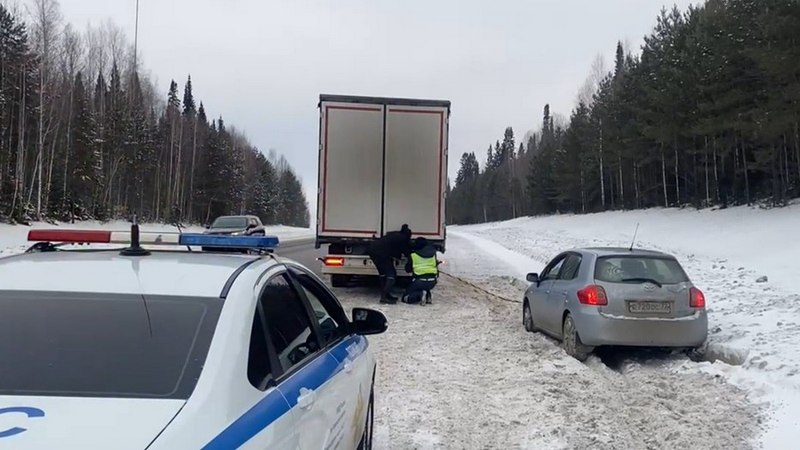 Нескольким водителям из Сургута помогли на трассе Тюмень — Ханты-Мансийск