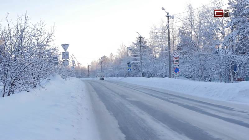 Движение всех автомобилей на трассах в Югре перекрывали из-за непогоды