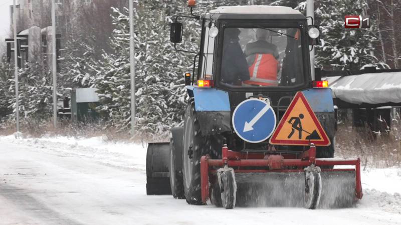 В Сургутском районе борются с последствиями снегопада