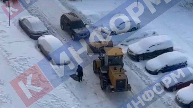 В Сургуте оштрафовали водителя трактора за то, что перегородил проезд по двору