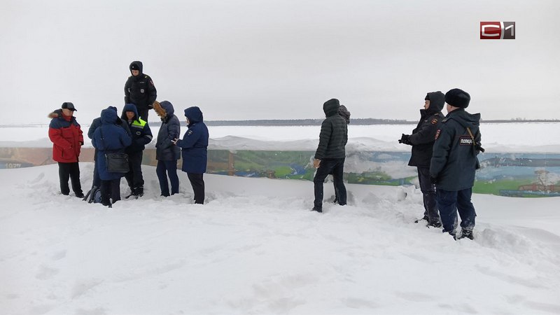 Спасатели продолжают искать ребенка, провалившегося под лед в речпорту Сургута