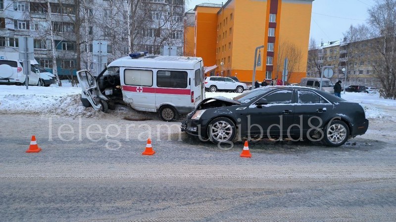 Автомобиль скорой помощи столкнулся с иномаркой в Нижневартовске