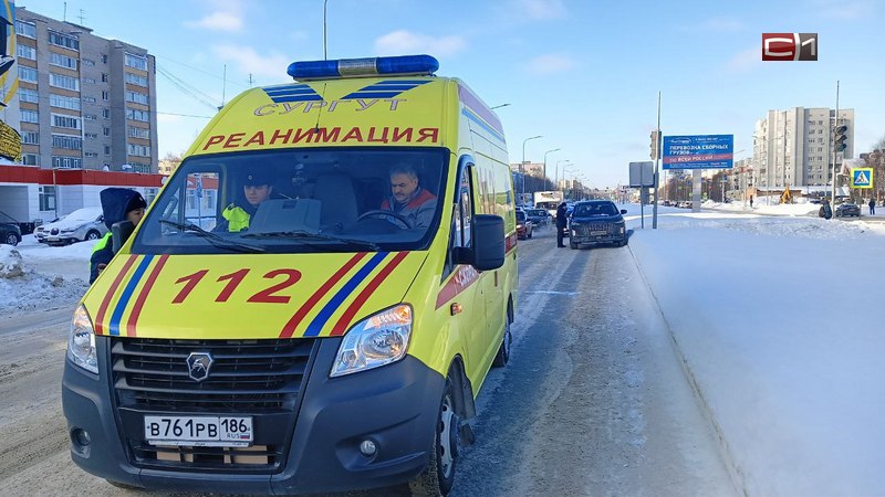 В Сургуте автомобиль сбил женщину на пешеходном переходе. ФОТО