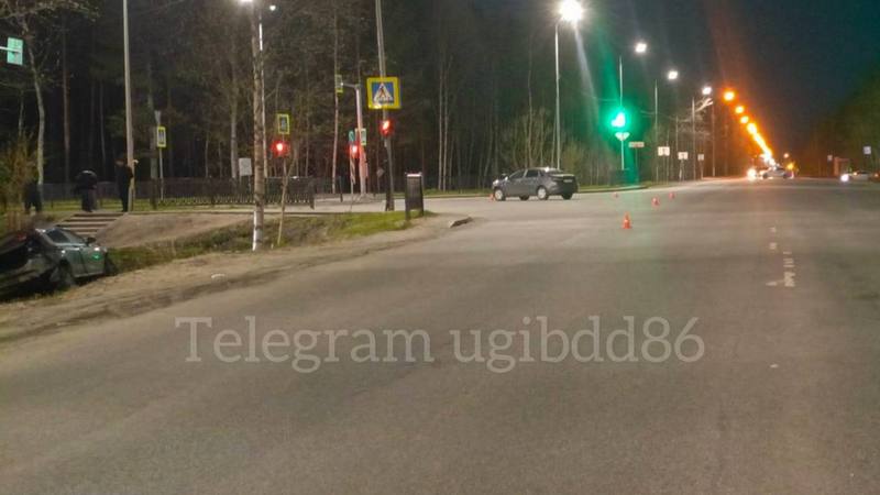 Сургутянка на «Ладе» пролетела на красный и протаранила «Киа»