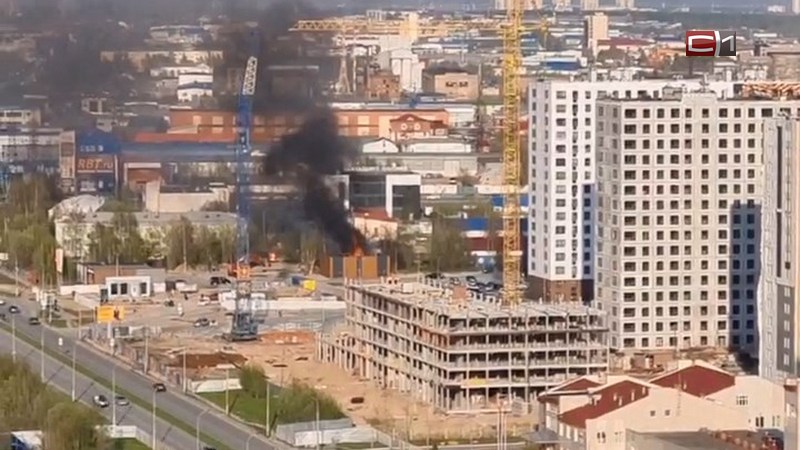 По улице Высоковольтной в Сургуте полностью сгорело бесхозное здание