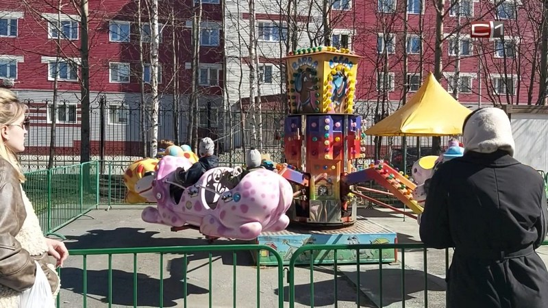 Многодетным семьям начнут выдавать бесплатные билеты на карусели Сургута