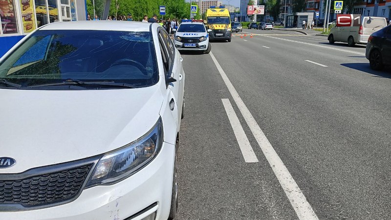 Молодого человека на электросамокате сбили на пешеходном переходе в Сургуте