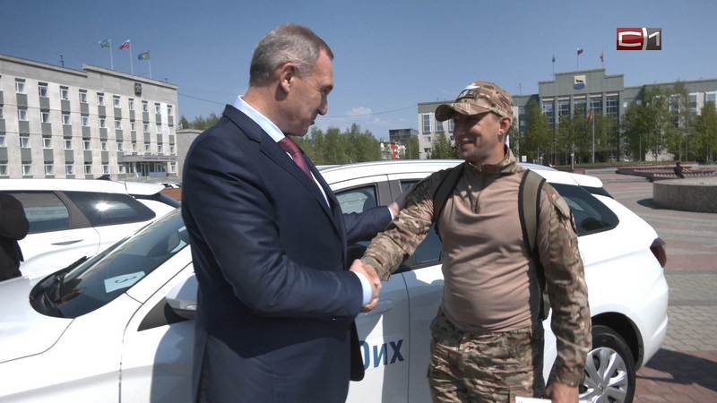 Ветеранам СВО из Югры вручили специализированные автомобили